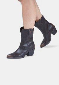 Ковбойские сапоги Ковбойские сапоги