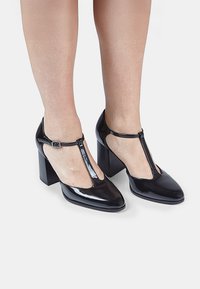 Туфли с ремешком Туфли с ремешком