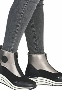 Сапожки на танкетке Сапожки на танкетке