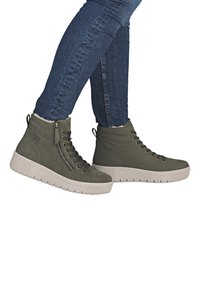 Сапожки на танкетке Сапожки на танкетке