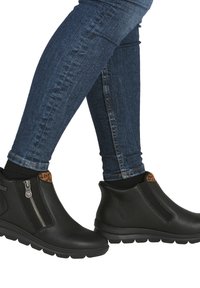 Сапожки на танкетке Сапожки на танкетке