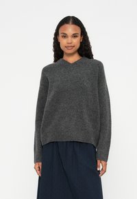 Пуловер с вырезом V Пуловер с вырезом V