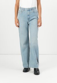 Свободные джинсы Свободные джинсы