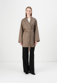 Шерстяное пальто Шерстяное пальто