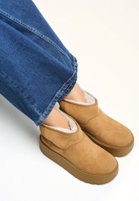 Сапожки на танкетке Сапожки на танкетке