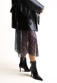 Высокие сапоги Высокие сапоги