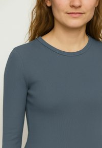 Лонгслив Лонгслив