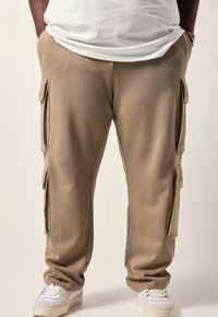 Брюки с накладными карманами Брюки с накладными карманами