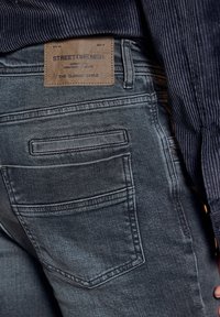 Узкие джинсы Узкие джинсы