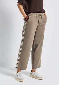 Спортивные штаны Спортивные штаны