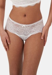 Трусы на бедрах Трусы на бедрах