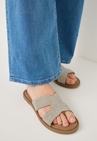 Шлепанцы Шлепанцы