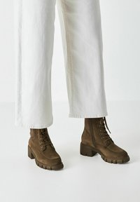 Ботинки на шнуровке Ботинки на шнуровке