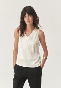 Блузка без рукавов Блузка без рукавов