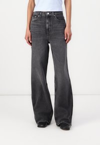 Свободные джинсы Свободные джинсы