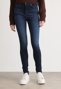 Узкие джинсы Узкие джинсы