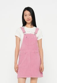 Короткое платье Короткое платье