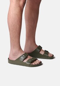 Шлепанцы Шлепанцы