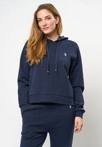 Пуловер с капюшоном Пуловер с капюшоном