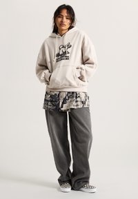 Пуловер с капюшоном Пуловер с капюшоном