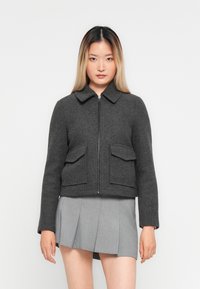 Куртка с накладнымит карманами Куртка с накладнымит карманами