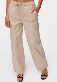 Брюки с накладными карманами Брюки с накладными карманами