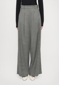 Широкие брюки Широкие брюки