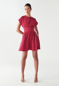 Короткое платье Короткое платье