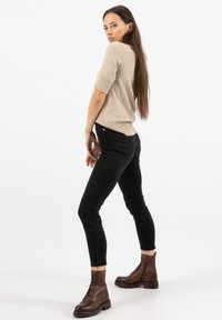 Ботинки на шнуровке Ботинки на шнуровке