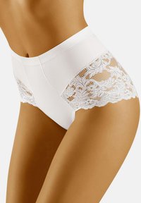 Трусы на бедрах Трусы на бедрах