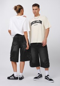 Короткие джинсы Короткие джинсы