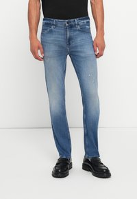 Узкие джинсы Узкие джинсы