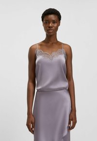 Топ на бретельках Топ на бретельках