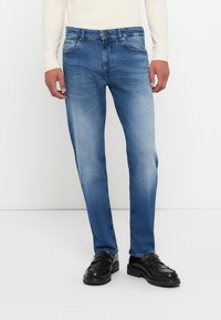 Прямые джинсы Прямые джинсы