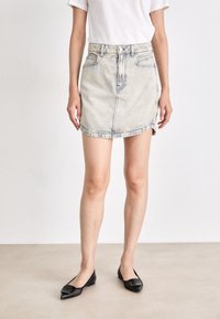 Юбка с накладными карманами Юбка с накладными карманами