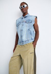 Вельветовые брюки Вельветовые брюки