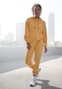 Пуловер с капюшоном Пуловер с капюшоном