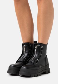 Ботинки на шнуровке Ботинки на шнуровке