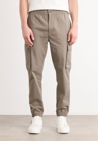 Брюки с накладными карманами Брюки с накладными карманами