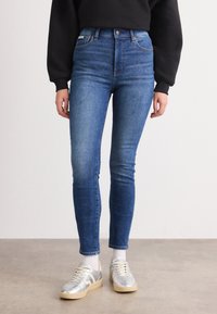 Узкие джинсы Узкие джинсы