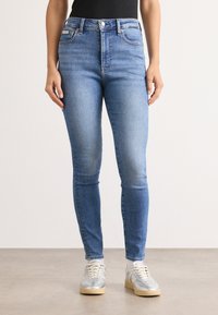 Узкие джинсы Узкие джинсы