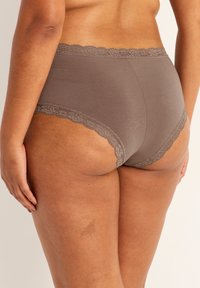 Трусы на бедрах Трусы на бедрах