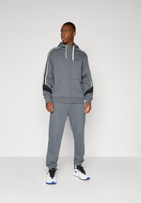 Спортивный костюм Спортивный костюм