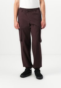 Брюки с накладными карманами Брюки с накладными карманами