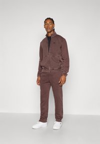 Спортивный костюм Спортивный костюм