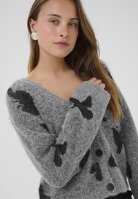 Жаккардовая вязаная кофта Жаккардовая вязаная кофта