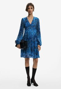 Короткое платье Короткое платье