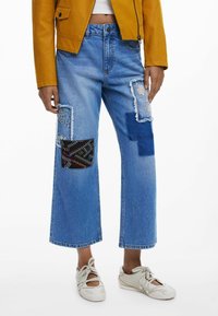 Короткие джинсы Короткие джинсы