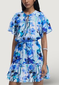 Короткое платье Короткое платье