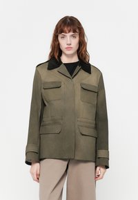 Куртка с накладнымит карманами Куртка с накладнымит карманами